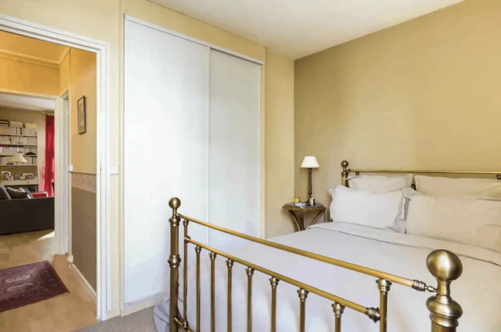 airbnb website photo where to stay in paris first time